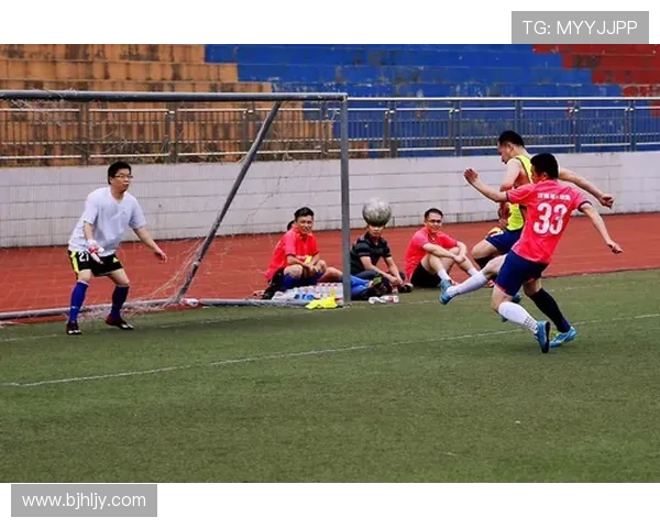 德甲球队合影拍照教程：蛋糕仪式背后的故事