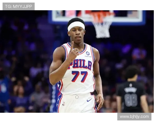 埃奇库姆上半场表现抢眼8投5中贡献12分4篮板展现强大冲击力